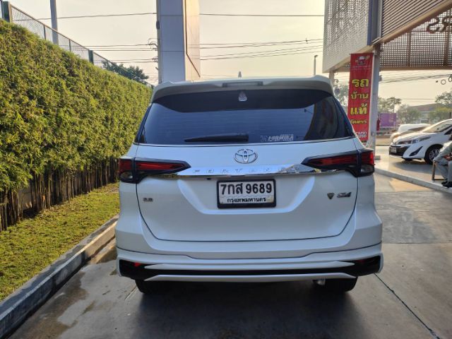 Toyota Fortuner 2018 2.8 V 4WD Utility-car ดีเซล ไม่ติดแก๊ส เกียร์อัตโนมัติ ขาว รูปที่ 4