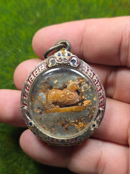 สิงห์หลวงพ่อเดิมวัดหนองโพอยู่ในตลับสีผึ้งเก่าๆ