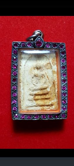 พระสมเด็จบางขุนพรหม พิมพ์สังฆาฏิ กรุใหม่ เนื้อขาวอมเหลือง