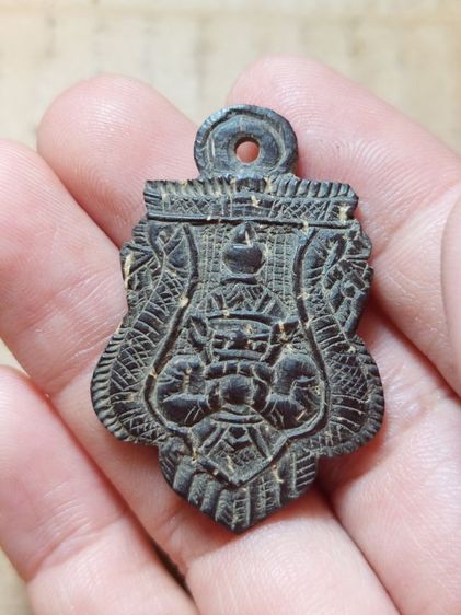 เครื่องรางกะลาแกะราหูหลวงพ่อน้อยวัดศรีษะทอง