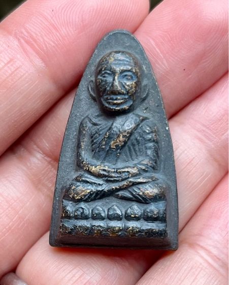 หลวงปู่ทวดหลังตัวหนังสือ