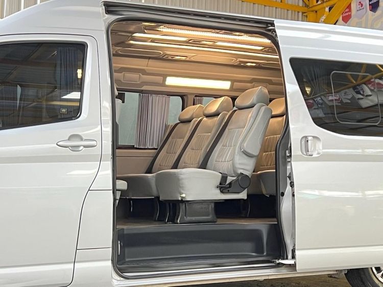 Toyota Commuter 2020 2.8 Van ดีเซล ไม่ติดแก๊ส เกียร์ธรรมดา เทา รูปที่ 3