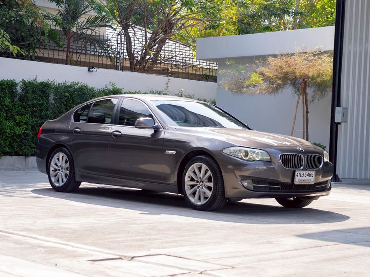 รถ BMW Series 5 525d สี น้ำตาล