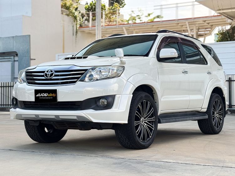 รถ Toyota Fortuner 3.0 V สี ขาว