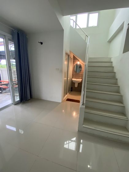 ตกแต่งครบ 2015 ขาย ทาวน์โฮม 2 ชั้นสไตล์บ้านแฝดหลังมุมวิวทุ่งนาฟิลบ้านพักตากอากาศเฟอร์ครบพร้อมหิ้วกระเป๋า มีระเบียงหน้าบ้านไว้จิบกาแฟยามเช้า รูปที่ 3