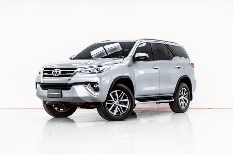 รถ Toyota Fortuner 2.4 V สี เทา