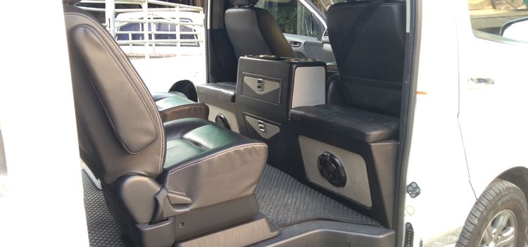 รถ Toyota Ventury 3.0 G สี ขาว