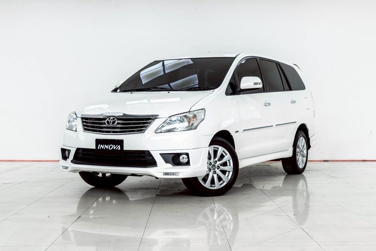 รถ Toyota Innova 2.0 V สี ขาว