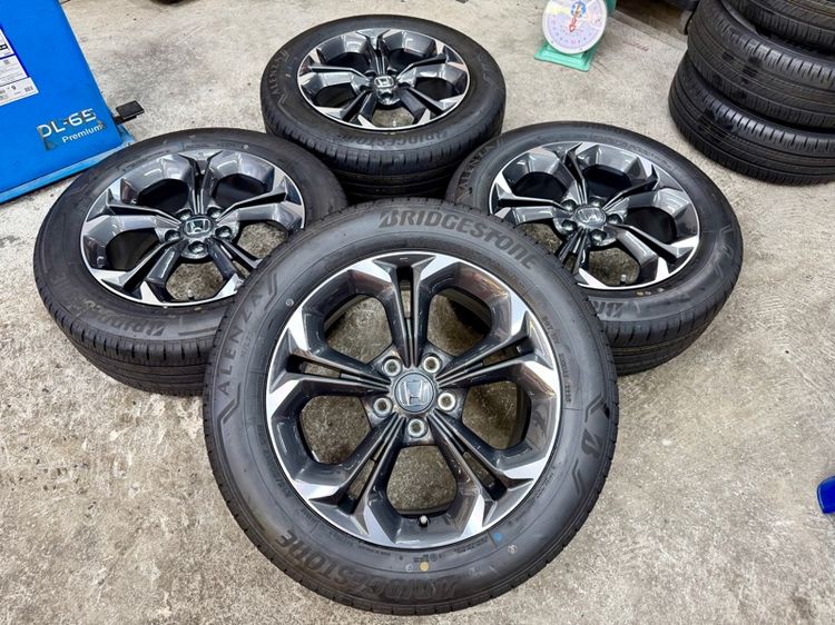 ล้อแม็ก HONDA HRV ขอบ 17” ถอดป้ายแดง ยาง BRIDGESTONE 215-60R17 ปี 25 สีเส้นตุ่มหน้ายางยังอยู่ครบ รูปที่ 3