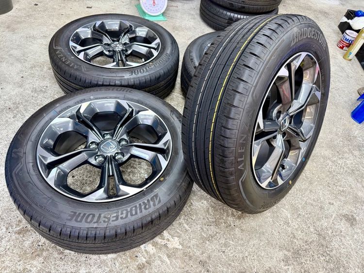 ล้อแม็ก HONDA HRV ขอบ 17” ถอดป้ายแดง ยาง BRIDGESTONE 215-60R17 ปี 25 สีเส้นตุ่มหน้ายางยังอยู่ครบ รูปที่ 2