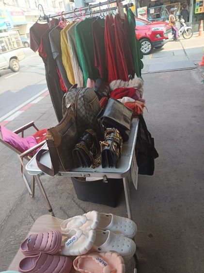 เสื้อผ้ามือ1,2ขายให้ในราคาเหมาๆไปเลยคะ