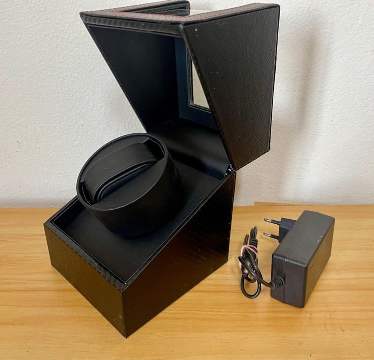 กล่องหมุนนาฬิกา 1 เรือนหนัง PU หนังคลาสสิก กล่อหรือเป็นเครื่องหมุนนาฬิกาใช้ถ่าน3Aก็ได้ ราคา 260 บาท รวมส่ง