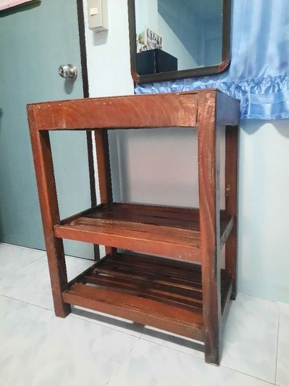 โต๊ะไม้ 3 ชั้น ขนาด 60x40x75 cm. เนื้อไม้เก่าแข็งแรง มีน้ำหนัก  สินค้าตามสภาพค่ะ ขอคนสะดวกมารับเองนะคะ อยู่เยื้อง ๆ บิ๊กซี พระประแดงค่ะ