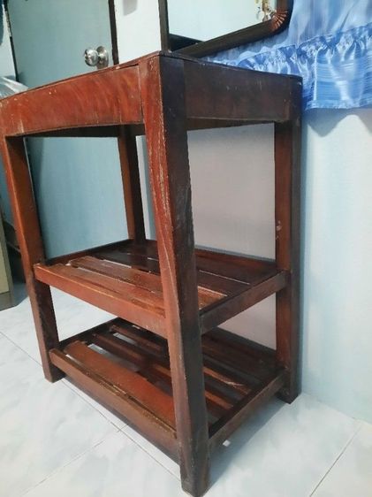 โต๊ะไม้ 3 ชั้น ขนาด 60x40x75 cm. เนื้อไม้เก่าแข็งแรง มีน้ำหนัก  สินค้าตามสภาพค่ะ ขอคนสะดวกมารับเองนะคะ อยู่เยื้อง ๆ บิ๊กซี พระประแดงค่ะ รูปที่ 3