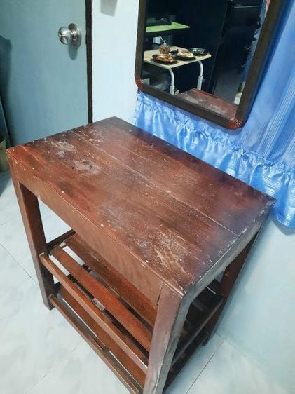 โต๊ะไม้ 3 ชั้น ขนาด 60x40x75 cm. เนื้อไม้เก่าแข็งแรง มีน้ำหนัก  สินค้าตามสภาพค่ะ ขอคนสะดวกมารับเองนะคะ อยู่เยื้อง ๆ บิ๊กซี พระประแดงค่ะ รูปที่ 4