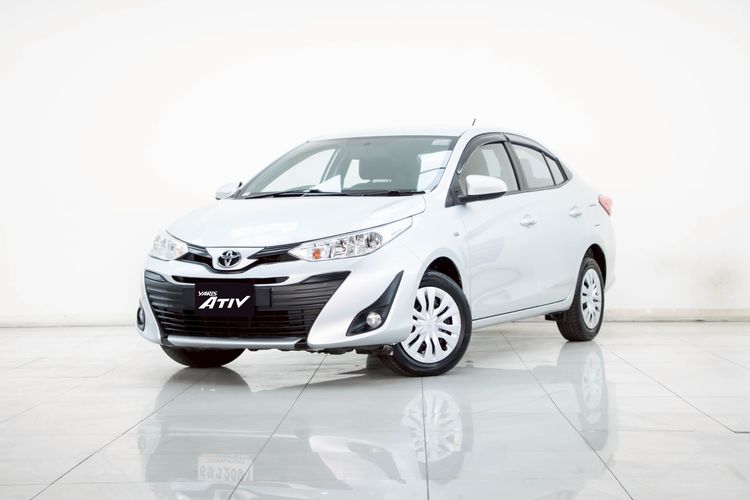 รถ Toyota Yaris ATIV 1.2 J สี เทา