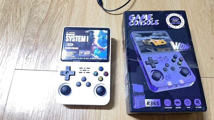 เครื่องเล่นเกม เป็นหมื่นเกมส์ ราคา700บาทครับ ซื้อฝากลูก ฝากหลานได้ครับ