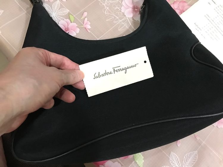 Ferragamo ของแท้ กระเป๋าสะพาย คล้องไหล่ได้ สภาพดี รูปที่ 4