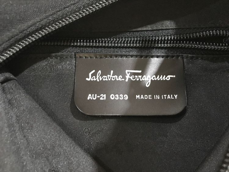 Ferragamo ของแท้ กระเป๋าสะพาย คล้องไหล่ได้ สภาพดี รูปที่ 3