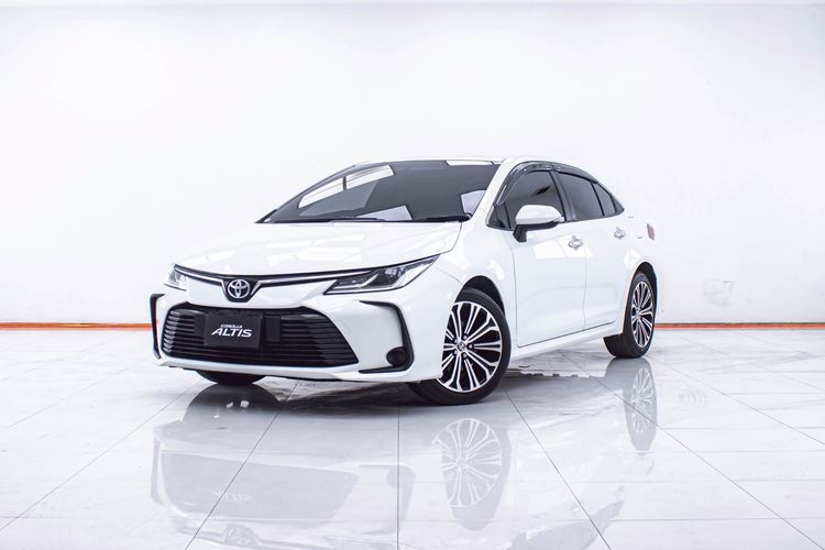 รถ Toyota Altis 1.8 GR Sport CVT สี ขาว