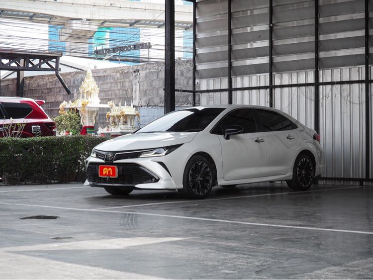 รถ Toyota Altis 1.8 GR Sport CVT สี ขาว