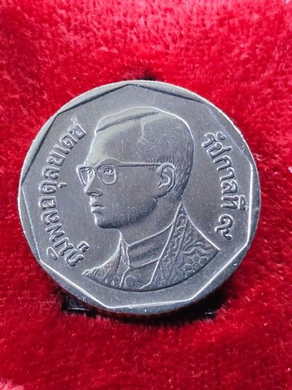 เหรียญ 5 บาท ปี 2546 เป็นเหรียญกษาปณ์หมุนเวียนที่มีการผลิตน้อยมาก ทำให้หายากและมีราคาสูงในวงการนักสะสม โดยเฉพาะบล็อกที่ผลิตในจำนวนจำกัด รูปที่ 2