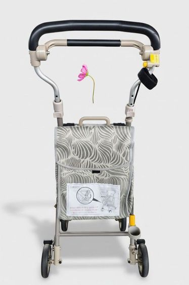 ขายรถเข็นพยุงเดิน เป็นของมือสองญี่ปุ่นสภาพใหม่มาก สำหรับผู้สูงอายุใช้ประคองการทรงตัวได้ดีกว่าไม้เท้า รูปที่ 3