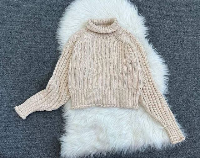  เสื้อไหมพรม แบรนด์แท้  เสื้อไหมพรม แบรนด์แท้ 

-สีครีม 

Size
S  อก38-40“ ความยาว18“  
 รูปที่ 2