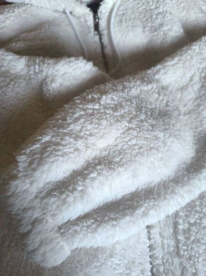 Faux shearling jacket with hood แจ็คเก็ตขนนุ่มมมม แบรนด์ C and A แท้ 💯 ตัวนี้ใช้คำว่านุ่มมมม ได้เปลืองมาก  ผ้านุ่มสุดๆ 
ทรงซิปหน้า กระเป๋าหน้าใช้งานได้จริง ทรงสวย ใส่แบบโอเวอไซส์ ใส่อุ่นๆ ทั้งในไทย ทั้งทริปต่างประเทศ  รูปที่ 4