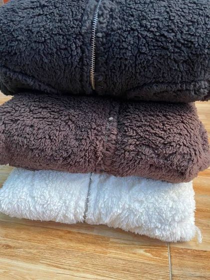 Faux shearling jacket with hood แจ็คเก็ตขนนุ่มมมม แบรนด์ C and A แท้ 💯 ตัวนี้ใช้คำว่านุ่มมมม ได้เปลืองมาก  ผ้านุ่มสุดๆ 
ทรงซิปหน้า กระเป๋าหน้าใช้งานได้จริง ทรงสวย ใส่แบบโอเวอไซส์ ใส่อุ่นๆ ทั้งในไทย ทั้งทริปต่างประเทศ  รูปที่ 6