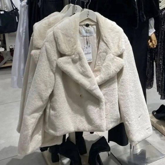 NEW‼️Stradivarius  แ ท้ 💯💯 

Duoble Breasted faux fur Jacket ❤️🔥
แจ็กเก็ตขนเฟอร์ นุ่มๆ  น้ำหนักเบา เหมาะกับการออกทริปมากๆๆ 

แจ็คเก็ตสวยมากกแม่มาเหมือนหิ้วมาจาก Shopล เลยค่ะ

ใส่ได้อุณหภูมิเลขตัวเดียวถึง -10 องศาได้เลย รูปที่ 2