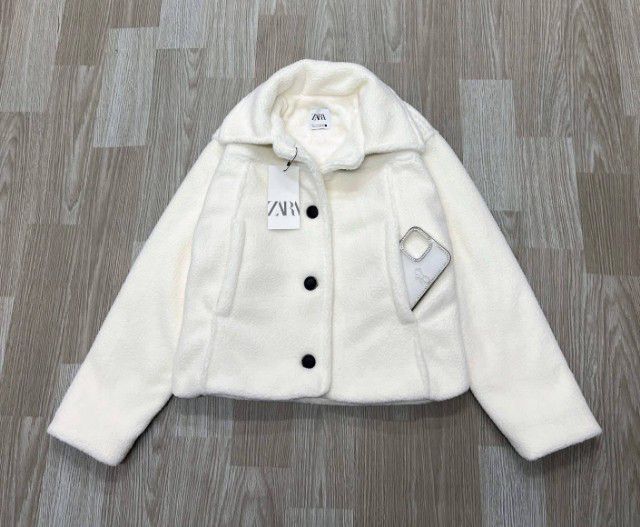 Zara Teddy แท้ 💯💯 ✨ แจ็คเก็ตขนนุ่ม ทรง Teddy  ทรงคล้ายๆนางแบบใส่ ตัวสั้น ด้านในบุขน ✨น่ารักมากกกก ใส่ใส่อุ่น อากาศติดลบต้นๆได้เลยค่ะ ผ้าหนานุ่มฟูๆ ใครชอบลุคชิคๆ หวานๆ น่ารักๆ ต้องจัดค่ะ 
 รูปที่ 7