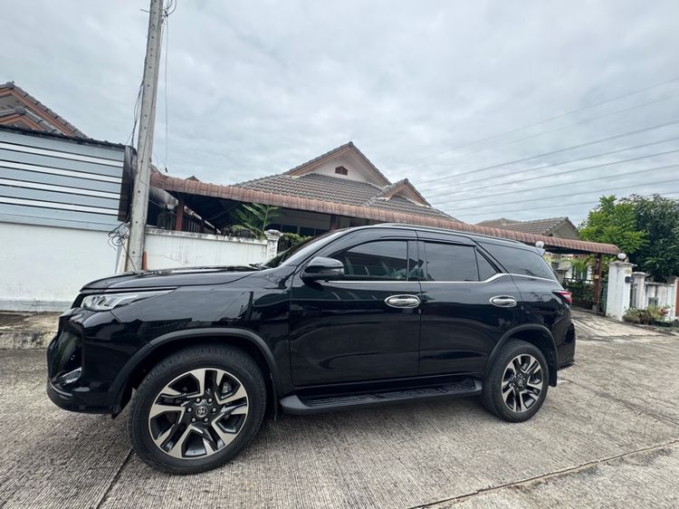 รถ Toyota Fortuner 2.8 TRD Sportivo 4WD สี ดำ