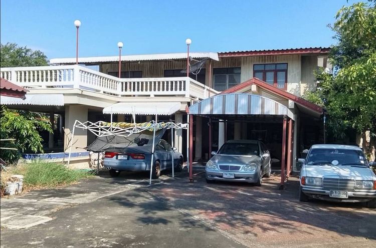 บ้าน2ชั้นครึ่งตึกครึ่งไม้ตามสภาพ ใกล้ห้างบิ๊กซี และตลาดนัดเบิร์ดคลองถมประมาณ 500 เมตร โรงเรียนโยธินอุปถัมภ์ประมาณ150 เมตร รูปที่ 2