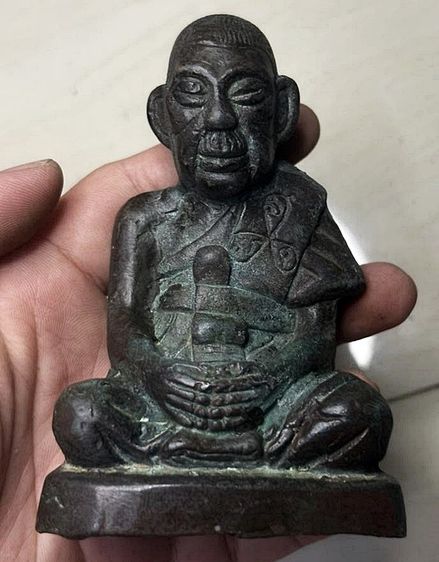 พระบูชาเก่าเนื้อโลหะใต้ฐานมีดินอุดอยุ่ องค์พระใหญ่กว่าฝ่ามือขนาดฐานกว้าง4นิ้วสูง6นิ้ว รูปที่ 4