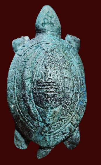 เครื่องรางขนาดบูชาองค์ใหญ่เป็นเต่าตัวใหญ่ด้านใต้มียันต์หลายตัวเนื้อโลหะ องค์ใหญ่กว่าฝ่ามือ 