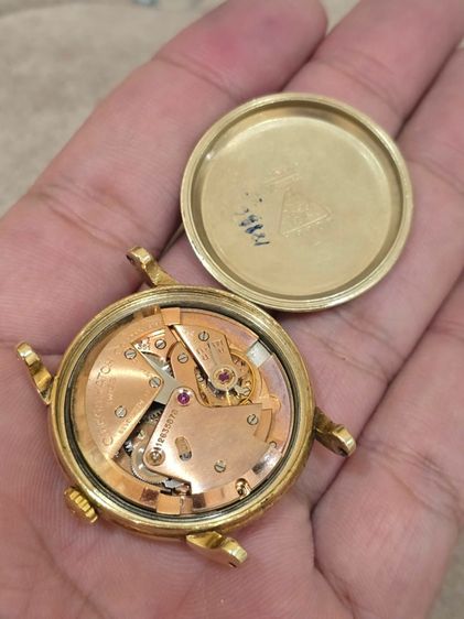 นาฬิกา Omega Bumper 14k Solid Gold Circa 1950s ฝาหลังสลักวาระพิเศษ วงวินาทีรางรถไฟ (Railtrack) หน้าปัดขาว หลักพีระมิดอารบิก ตัวเรือนทองคำ14k รูปที่ 9