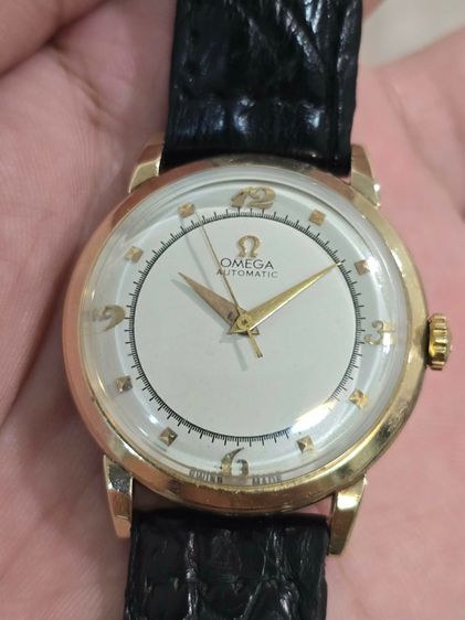 นาฬิกา Omega Bumper 14k Solid Gold Circa 1950s ฝาหลังสลักวาระพิเศษ วงวินาทีรางรถไฟ (Railtrack) หน้าปัดขาว หลักพีระมิดอารบิก ตัวเรือนทองคำ14k รูปที่ 3