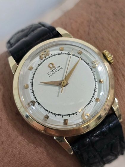 นาฬิกา Omega Bumper 14k Solid Gold Circa 1950s ฝาหลังสลักวาระพิเศษ วงวินาทีรางรถไฟ (Railtrack) หน้าปัดขาว หลักพีระมิดอารบิก ตัวเรือนทองคำ14k รูปที่ 5
