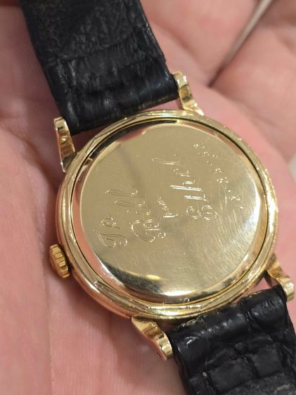 นาฬิกา Omega Bumper 14k Solid Gold Circa 1950s ฝาหลังสลักวาระพิเศษ วงวินาทีรางรถไฟ (Railtrack) หน้าปัดขาว หลักพีระมิดอารบิก ตัวเรือนทองคำ14k รูปที่ 8