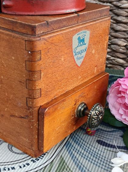 เครื่องบดกาแฟมือหมุน Peugeot Freres สไตล์วินเทจ ยุค1960 จากฝรั่งเศส รูปที่ 3