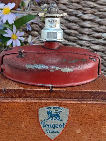 เครื่องบดกาแฟมือหมุน Peugeot Freres สไตล์วินเทจ ยุค1960 จากฝรั่งเศส รูปที่ 6