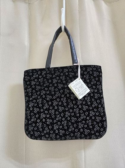 กระเป๋าโท้ทผ้าสีดำลายใบไม้ขนาดเล็กจาก Chiaki Studio