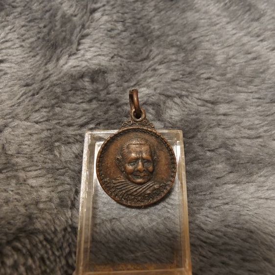 เหรียญกลมเล็กหลวงปู่แหวน รุ่นสร้างอุโบสถ ปี 2519 รูปที่ 2