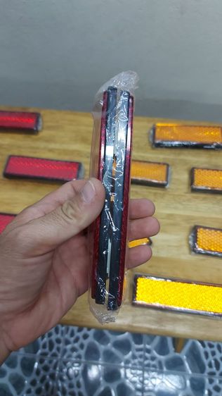 ขายทับทิมเรืองแสง สำหรับติดรถบรรทุกหรือรถกู้ภัย ใช้สะท้อนในเวลาค่ำคืน ซื้อมาเป็นปีแล้ว ซื้อมาแถวร้านสี่แยกวรจักร ในราคาแพ็คละ 75 บาท ขอส่งต่อในราคาแพ็คละ 35 บาท รูปที่ 15