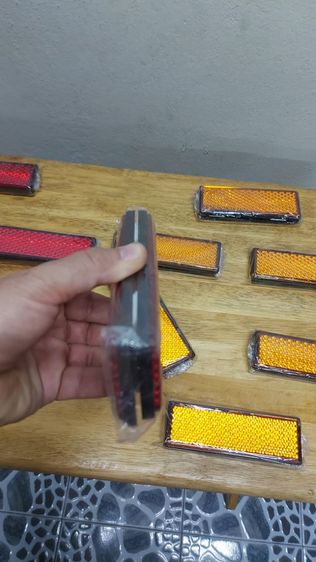 ขายทับทิมเรืองแสง สำหรับติดรถบรรทุกหรือรถกู้ภัย ใช้สะท้อนในเวลาค่ำคืน ซื้อมาเป็นปีแล้ว ซื้อมาแถวร้านสี่แยกวรจักร ในราคาแพ็คละ 75 บาท ขอส่งต่อในราคาแพ็คละ 35 บาท รูปที่ 14