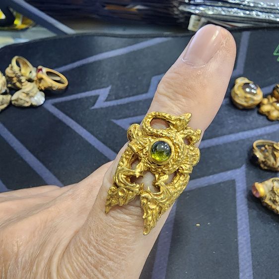 แหวนพลอยพญานาคคู่ กรุลําพูน ส่งฟรีทั่วประเทศ
