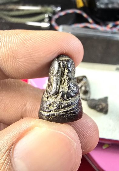 พระปิดตา​ ​พิมพ์ปั้น​ เนื้อผงคลุกรัก​ หลวงพ่อแก้ว​ วัดปากทะเล​ พร้อมบัตรรับรองพระแท้พี่ป๋องสุพรรณ รูปที่ 2