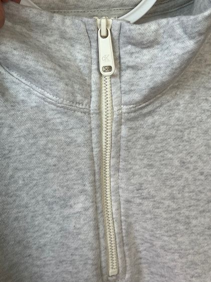 เสื้อสเวตเชิ้ตครอปฮาร์ปซิป Calvin Klein size L สีเทาอ่อน (มือ2) รูปที่ 3