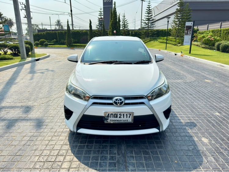 Toyota Yaris 2015 1.2 E Sedan เบนซิน ไม่ติดแก๊ส เกียร์อัตโนมัติ ขาว รูปที่ 2